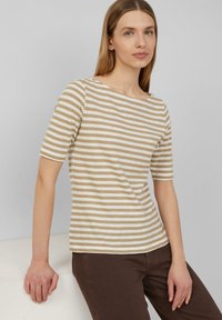 Gestreiftes kurzärmliges Oberteil in Beige und Weiß, aus weichem Stoff, mit weitem Ausschnitt und figurbetonter Passform.