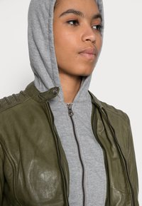 Gipsy by Mauritius GWSALLIE - Casaco de couro - olive oil