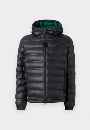 Giubbotto a vento nero con design trapuntato, cappuccio e interni verdi. Presenta una zip centrale e dettagli del logo sulla parte alta anteriore.