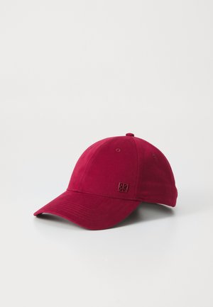 Boné de basebol de algodão vermelho com uma coroa arredondada, visera curvada e um pequeno patch de logotipo no lado esquerdo da frente. Textura suave e ajuste ajustável.
