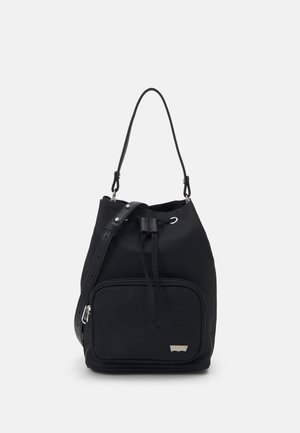 Sac seau noir en tissu, doté d'une fermeture à cordon, d'une sangle en cuir réglable, d'une poche zippée à l'avant et d'un détail logo discret.