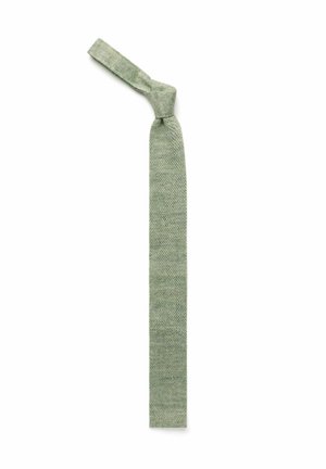 Vaaleanvihreä neulottu solmio, jossa on löysä solmu, esitettynä valkoista taustaa vasten.