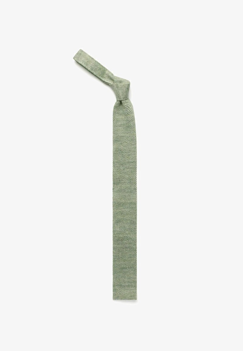 Cravate tricotée vert clair avec un nœud lâche, présentée sur un fond blanc.