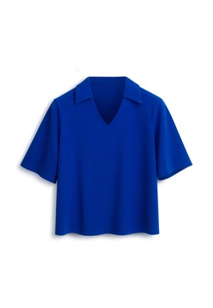 Niebieska koszula z krótkim rękawem, szerokim kołnierzem i dekoltem w serek, na białym tle.