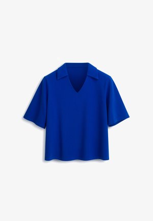 Niebieska koszula z krótkim rękawem, szerokim kołnierzem i dekoltem w serek, na białym tle.