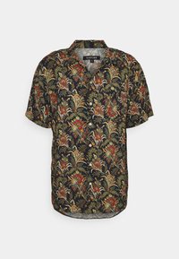 Korte mouw overhemd met knopen in een donker marineblauwe stof, voorzien van een levendig bloemenpatroon met rood, groen en geel.