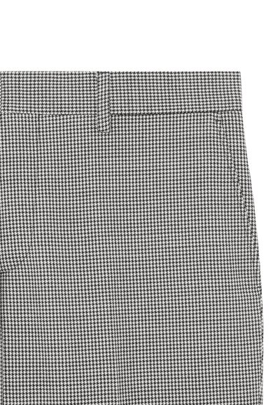 Pantaloni houndstooth in bianco e nero con davanti piatto, vita e tasche laterali. Realizzati in un tessuto testurizzato.