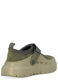 Scarpa slip-on in camoscio verde e gomma con suola testurizzata, caratterizzata da una cinghia laterale e un colletto imbottito per il massimo comfort.