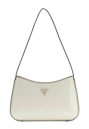 Schultertasche aus cremefarbenem Leder mit schmalem schwarzem Riemen und dreieckiger Guess-Logo-Plakette in der vorderen Mitte.