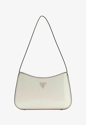 Schultertasche aus cremefarbenem Leder mit schmalem schwarzem Riemen und dreieckiger Guess-Logo-Plakette in der vorderen Mitte.