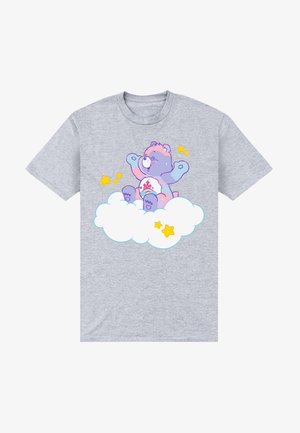 Szara koszulka z krótkim rękawem z nadrukiem kreskówkowego niedźwiedzia w pastelowych odcieniach fioletu i różu, siedzącego na chmurze z żółtymi gwiazdami i tęczowym akcentem.