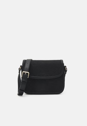 Sac bandoulière noir en tissu matelassé. Il dispose d'un rabat, d'une sangle ajustable et d'accents en métal doré.
