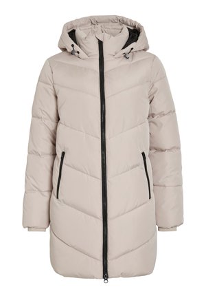 Manteau matelassé beige clair avec une capuche, présentant un design en chevrons, une fermeture éclair noire et deux poches latérales. Le tissu a une texture lisse.