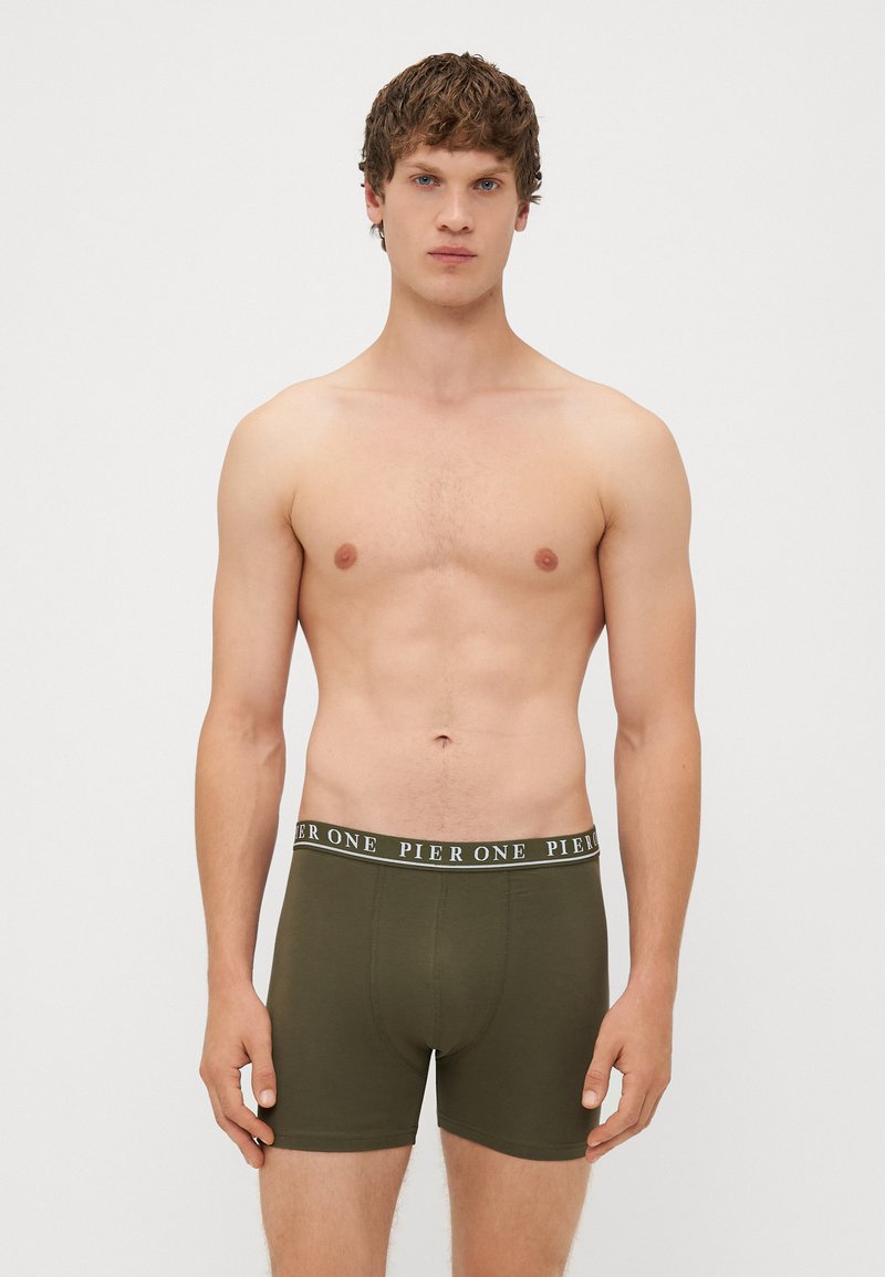 Boxers pour hommes en coton vert olive, dotés d'une ceinture noire avec un texte logo blanc. Texture lisse, design ajusté.