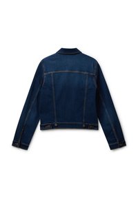 Tmavě modrá džínová bunda s krátkým střihem, špičatým límcem a zapínáním na knoflíky na rukávech. Obsahuje kontrastní švy a dva knoflíky na zadní straně.