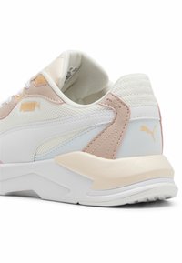 Baskets de sport avec une tige en maille blanche ornée de doux accents roses et bleus, un talon texturé et un col rembourré pour le confort.