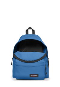Sininen kangaskassi, jossa on pyöreä yläosa, musta sisustus, edessä vetoketjullinen tasku ja säädettävät hihnat. Edessä on Eastpak-logo.