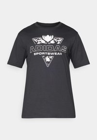 Juodas Adidas trumpom rankovėm marškinėliai su baltu gėlių trikampio dizainu ir tekstu "ADIDAS SPORTSWEAR" ant krūtinės.