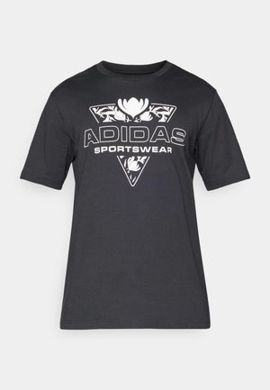 Crna kratka majica s kratkim rukavima Adidas s bijelim cvjetnim trokutastim uzorkom i natpisom "ADIDAS SPORTSWEAR" na prsima.