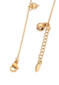 Guldtonet kæderekæde med en hummerlås, klokkecharms og en forlængerkæde med en oval accent. Glat tekstur og skinnende overflade.