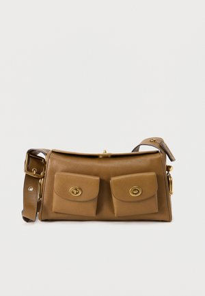 Bruine leren schoudertas met verstelbare band en twee voorklepzakken, bevestigd met goudkleurige draaisluiting.