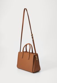 Sac à main en cuir marron avec des poignées courtes et une bandoulière longue amovible. Présente un design structuré et des détails de couture subtils.