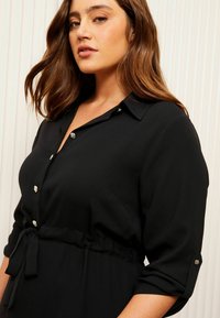 Friends Like These PLUS SIZE FIT - LONG SLEEVE MIDI  - Robe chemise - black