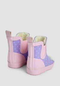 Bottes imperméables violettes et roses avec un motif étoilé, doublure blanche douce, panneaux latéraux élastiques et languettes pour un enfilage facile.