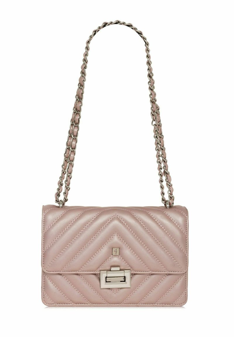 Różowa skórzana torebka pikowana z metalowym łańcuszkiem i zapięciem na zatrzask. Posiada wzór w zygzak na przodzie.