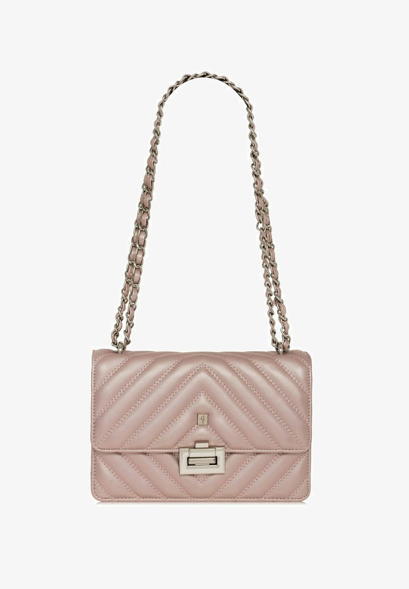 Różowa skórzana torebka pikowana z metalowym łańcuszkiem i zapięciem na zatrzask. Posiada wzór w zygzak na przodzie.