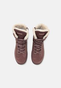 Braune isolierte Stiefel mit strukturiertem Wildlederbezug, Futter aus Kunstfell und Metallösen. Sie verfügen über runde Schnürsenkel und ein wasserdichtes Design.