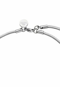 Silberfarbener Metallarmband mit gedrehtem Design, mit einem runden Logoanhänger und einem sicheren Verschluss am Ende.