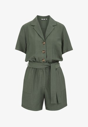 Olivovo zelený krátky overal z ľahkej tkaniny. Má golierový výstrih, krátke rukávy, predné gombíky a zodpovedajúci opasok v páse.