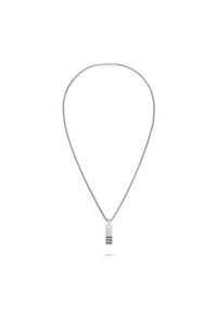 Zilveren ketting met een dunne schakel en een rechthoekige hanger met horizontale groeven. Het ontwerp is slank en modern van uitstraling.