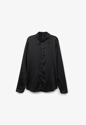 Schwarzes Satin-Langarmhemd mit klassischem Kragen, Knopfverschluss und glatter Textur in lässigem Schnitt.