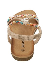 Beżowe sandały na płaskiej podeszwie z plecionymi, wielokolorowymi paskami z tkaniny i dekoracyjnym srebrnym akcentem. Miękka, teksturowana wkładka z elastyczną podeszwą.