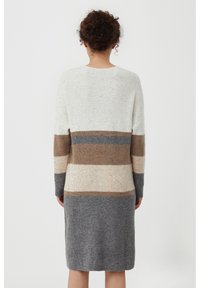 Długi sweter dziany w kremowe, beżowe i szare paski; prążkowana faktura; długość do połowy; dopasowane rękawy; okrągły dekolt; casualowy design.