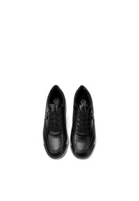 Sneakers in pelle nera con texture liscia, punta rotonda, allacciatura tradizionale, colletto imbottito e accenti con logo sui lati.