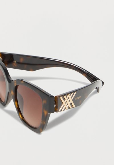 Γυαλιά ηλίου με τετράγωνο πλαίσιο σε χρώμα χελώνας, φακούς με καφέ διαβάθμιση και χρυσή λεπτομέρεια με το λογότυπο Burberry στα πλευρά.