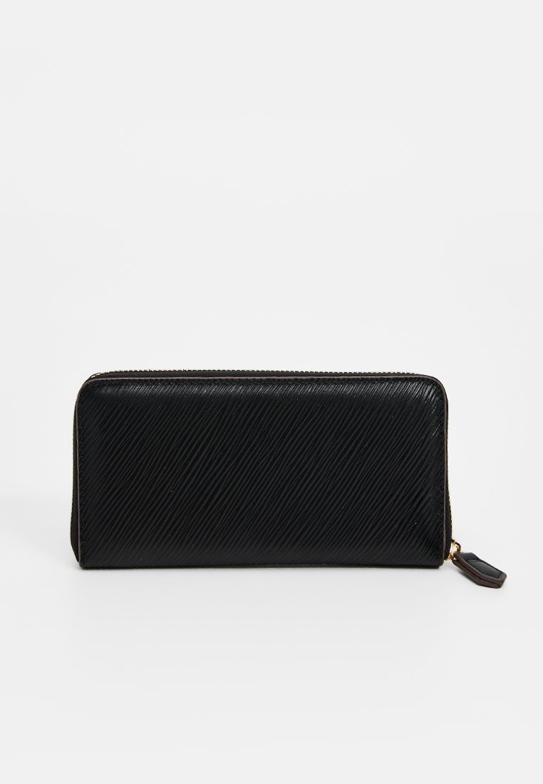 Schwarze Reißverschluss-Brieftasche mit strukturierter Oberfläche und diagonalen Mustern. Verfügt über einen Reißverschluss in Goldoptik und einen Leder-Zugriemen. Rechteckige Form.