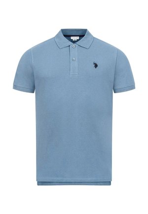 Hellblaues Polohemd mit kurzen Ärmeln, zwei Knöpfen und einem kleinen schwarzen, gestickten Logo auf der linken Brust.