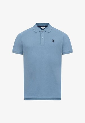 Hellblaues Polohemd mit kurzen Ärmeln, zwei Knöpfen und einem kleinen schwarzen, gestickten Logo auf der linken Brust.