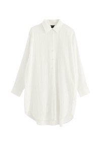 Camisa blanca de botones, con tela texturizada, mangas largas y cuello clásico. Presenta un dobladillo curvado y sin patrones o acentos visibles.