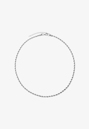 Srebrny skręcony łańcuszek z bezpiecznym zapięciem i regulowaną długością z małym wydłużeniem, gładka tekstura i błyszczące wykończenie.