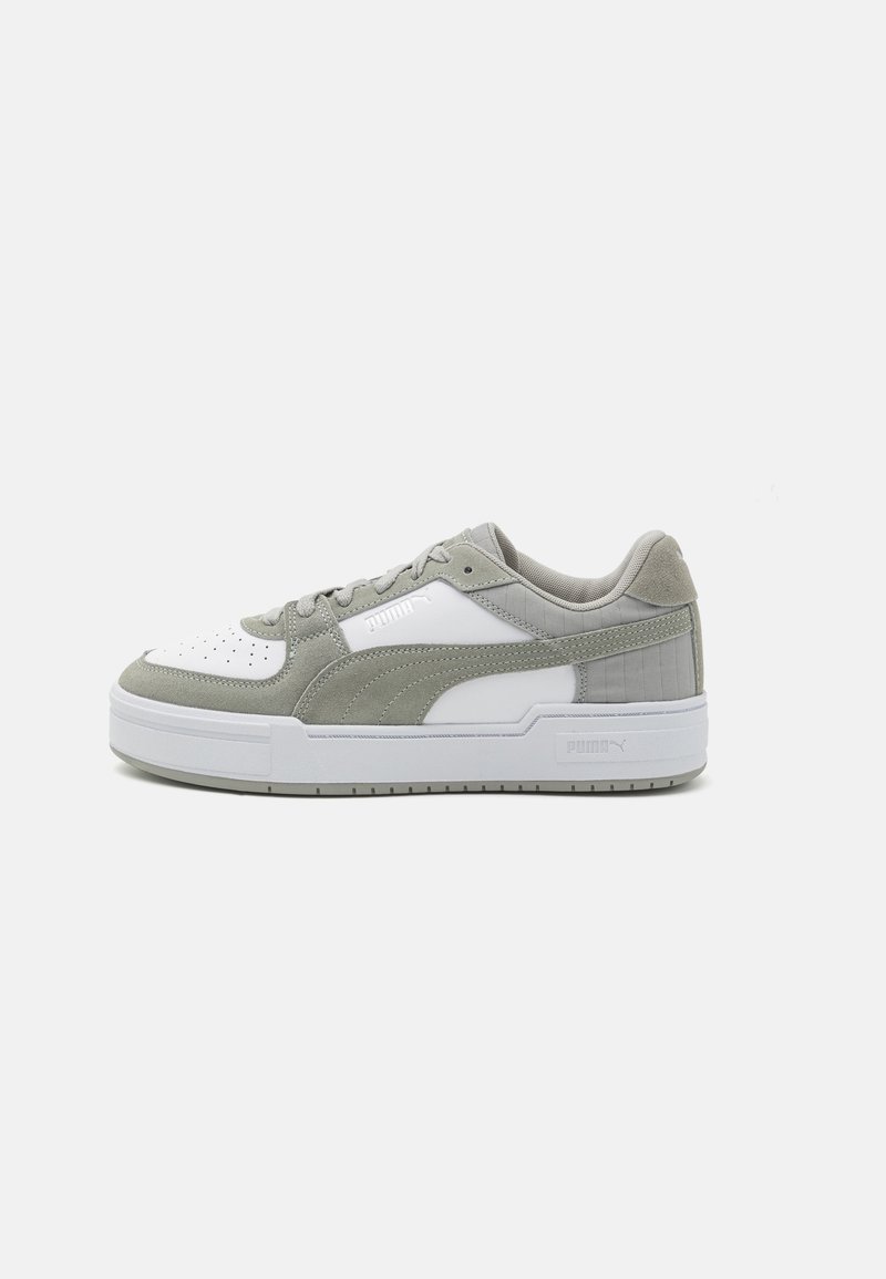 Baskets basses avec panneaux en daim blanc et gris clair et cuir, semelle blanche et logo sur le côté, vues de l'extérieur.