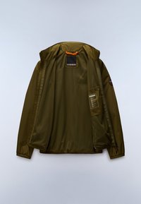 Giacca leggera verde oliva con fodera in mesh, polsini elastici, tasca interna e patch con logo sulla manica sinistra.