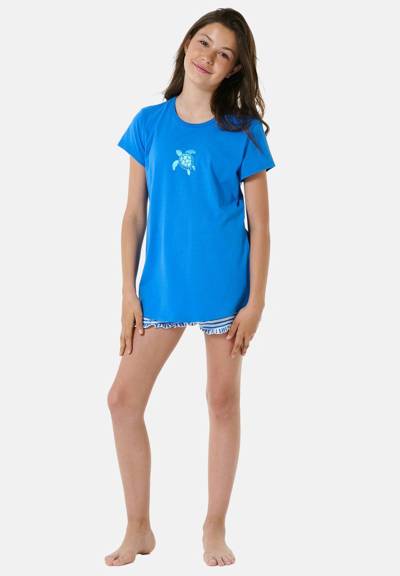Blaues Baumwoll-T-Shirt mit Schildkrötenmotiv, kurzen Ärmeln und rundem Ausschnitt, kombiniert mit gestreiften blau-weißen Shorts mit Rüschenkanten.