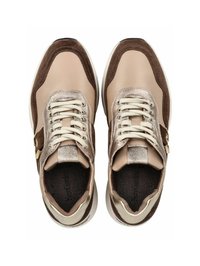 Baskets en cuir beige lisse et daim marron, avec des accents dorés et des lacets beiges. Bout arrondi et semelle intérieure rembourrée.