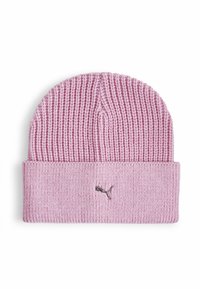 Gorro de punto rosa con diseño acanalado, que presenta un dobladillo plegado y un pequeño acento del logo plateado de Puma cerca del borde.