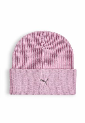 Gorro de punto rosa con diseño acanalado, que presenta un dobladillo plegado y un pequeño acento del logo plateado de Puma cerca del borde.